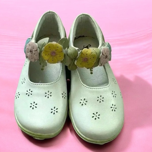 Nicoletta Other - Nicoletta White Leather Flower Mary Jane Flats Made in Italy Kids Sz 8.5